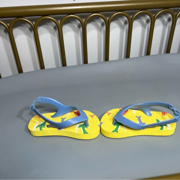 Toddler boys Yellow colorful shark baby Flip Flops size 5 good condition. - Picture 9 of 13